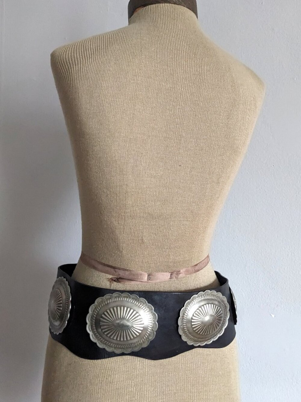 70s Vtg Handmade Silver Medallion & Black Leather Western Belt - Picture 6 of 8
